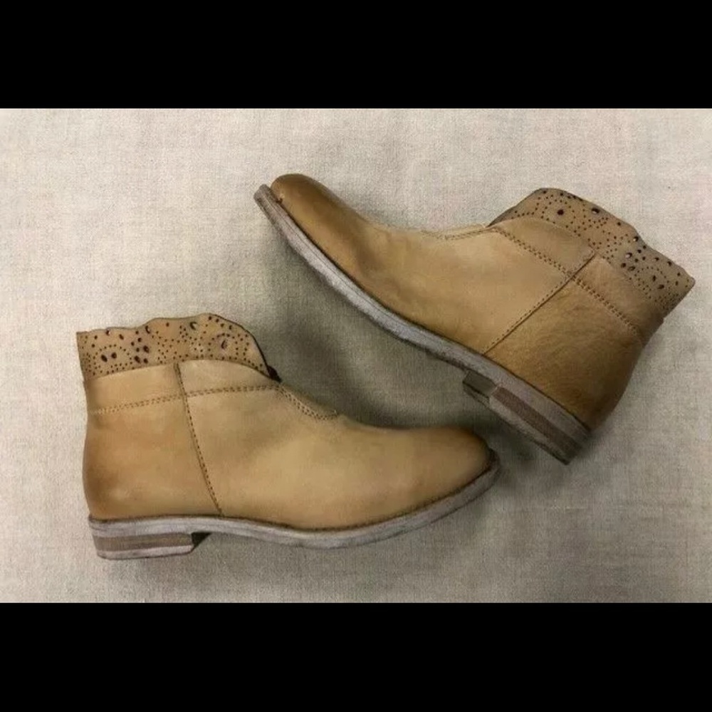 Sundance leather boots eyelet design tan